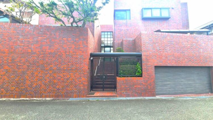 Residence Designed by Kisho Kurokawa Architects & Associates in Midorigaoka 5-Chome, Toyonaka