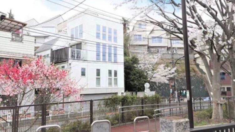 東京新宿区に佇む3階建ての上質な邸宅